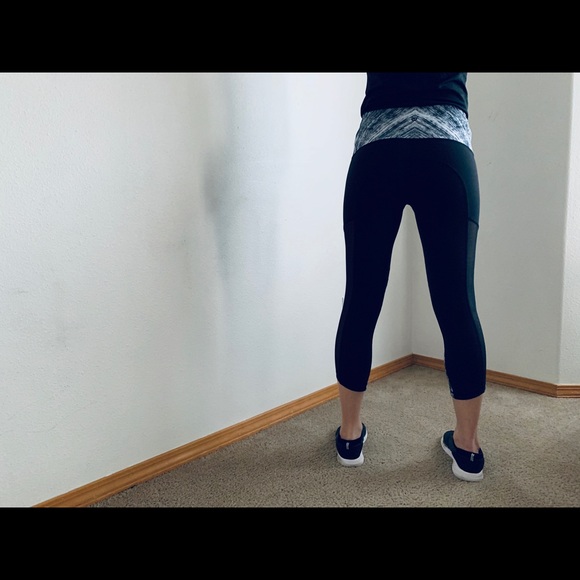 Lululemon Athletica white/ black Capri leggings - Picture 4 of 10